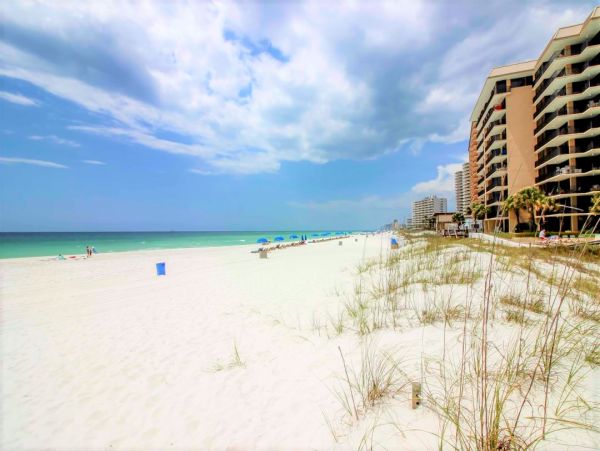 Cozy One Bedroom Vacation Condo in Panama City Beach with Shared Pool