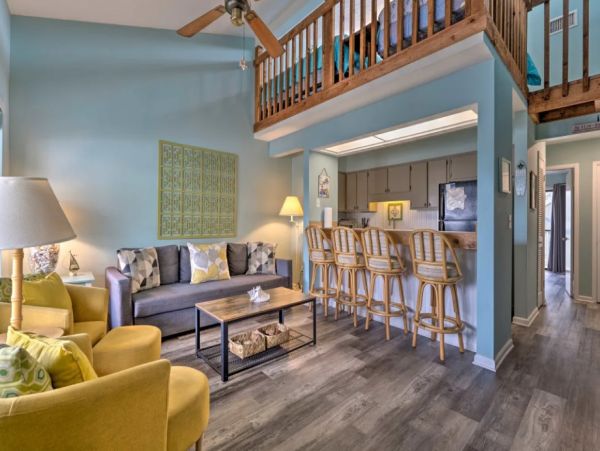 Cozy One Bedroom Vacation Condo in Panama City Beach with Shared Pool