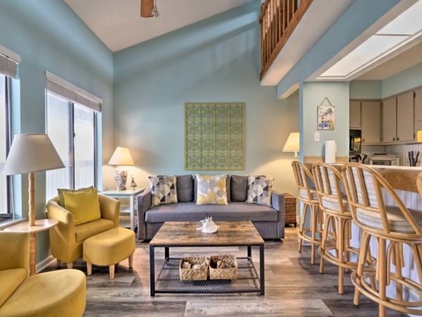 Cozy One Bedroom Vacation Condo in Panama City Beach with Shared Pool