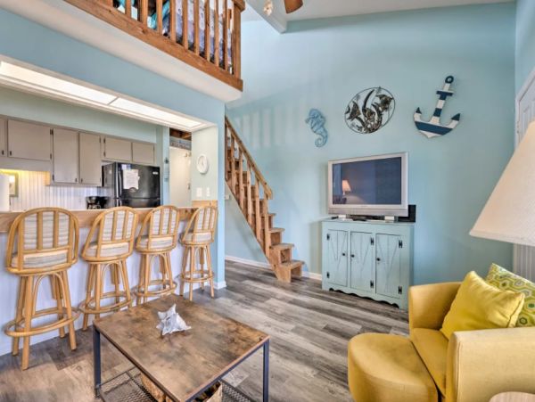 Cozy One Bedroom Vacation Condo in Panama City Beach with Shared Pool