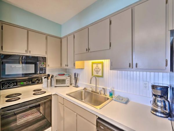 Cozy One Bedroom Vacation Condo in Panama City Beach with Shared Pool