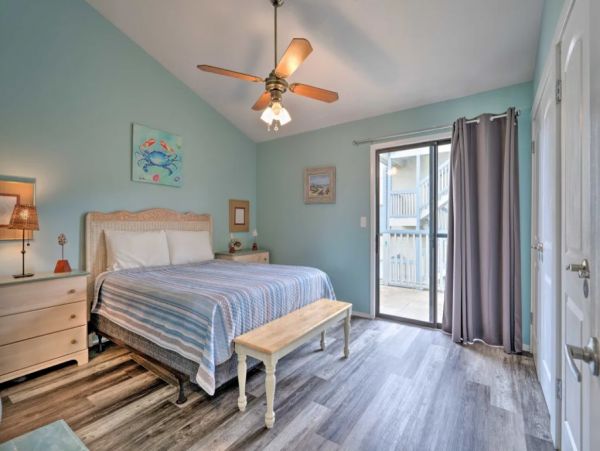 Cozy One Bedroom Vacation Condo in Panama City Beach with Shared Pool