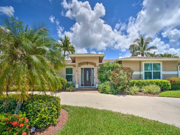 Great Waterfront Home with Pool & Spa in Marco Island