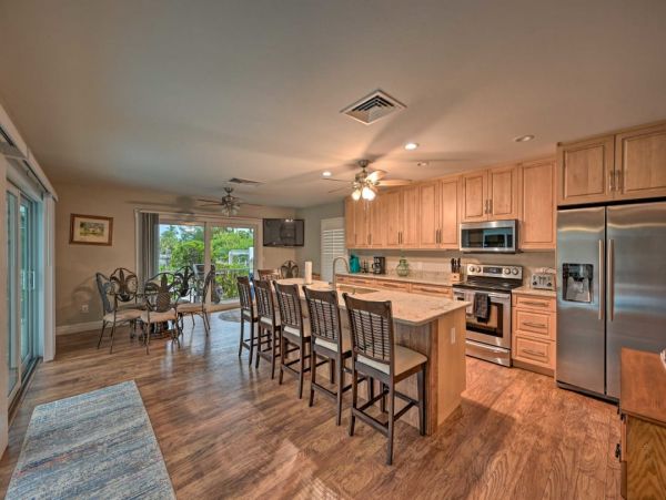 Great Waterfront Home with Pool & Spa in Marco Island