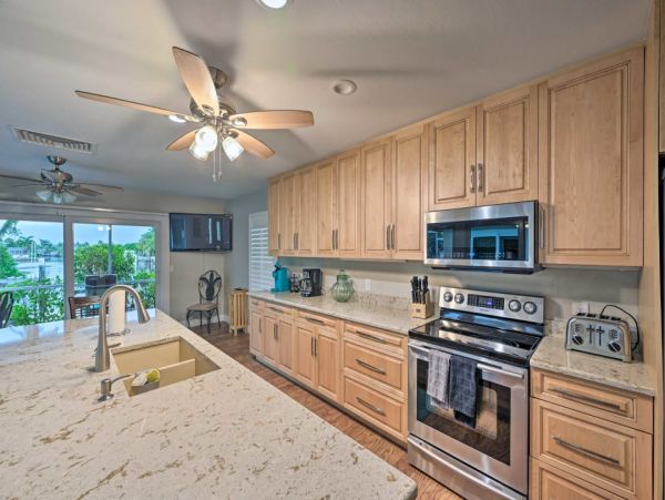 Great Waterfront Home with Pool & Spa in Marco Island