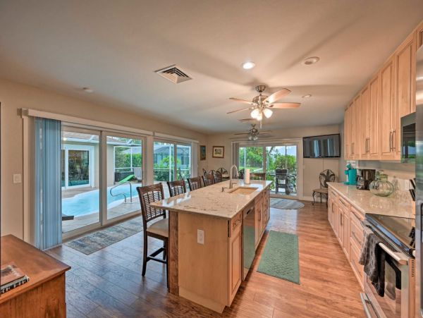 Great Waterfront Home with Pool & Spa in Marco Island