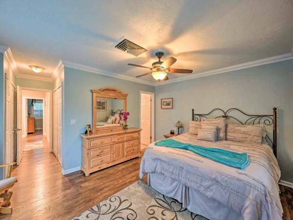 Great Waterfront Home with Pool & Spa in Marco Island