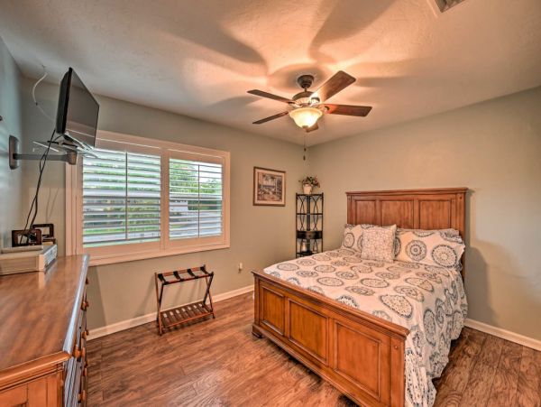 Great Waterfront Home with Pool & Spa in Marco Island