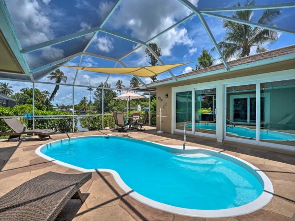 Great Waterfront Home with Pool & Spa in Marco Island