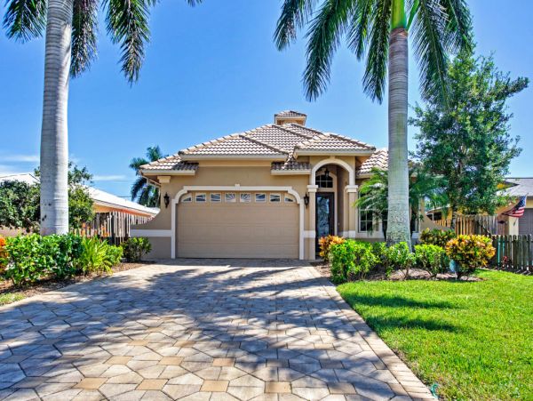 Beautiful Naples Vacation Home Walk to Beach with Pool