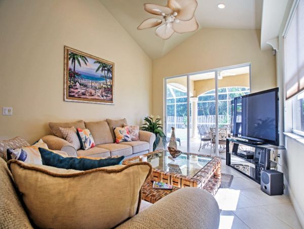 Beautiful Naples Vacation Home Walk to Beach with Pool