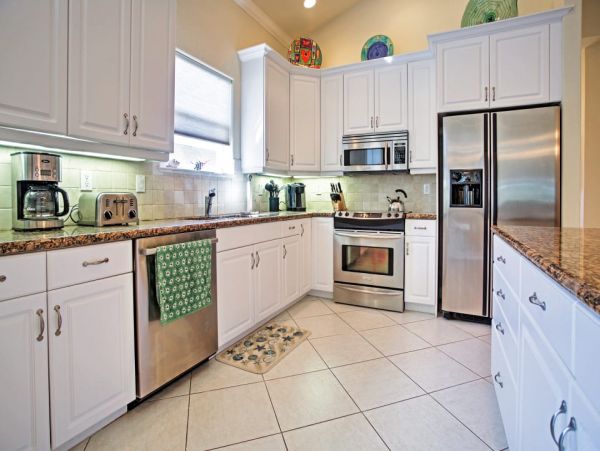 Beautiful Naples Vacation Home Walk to Beach with Pool
