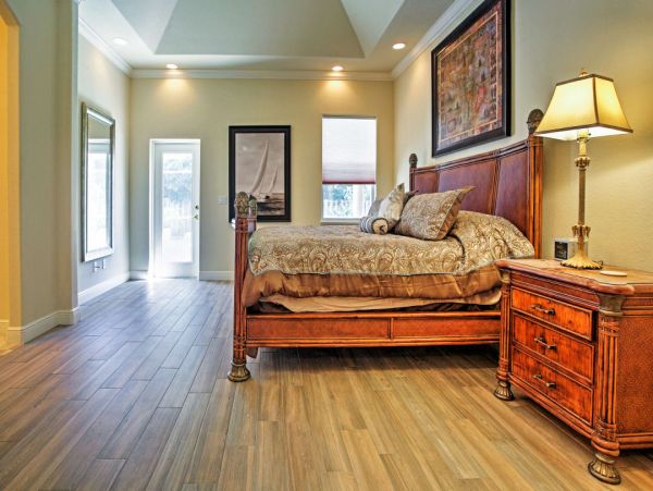 Beautiful Naples Vacation Home Walk to Beach with Pool