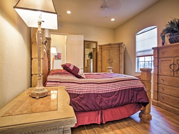 Beautiful Naples Vacation Home Walk to Beach with Pool