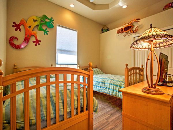 Beautiful Naples Vacation Home Walk to Beach with Pool