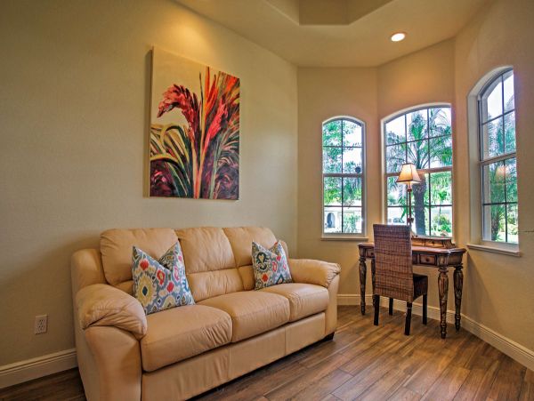 Beautiful Naples Vacation Home Walk to Beach with Pool