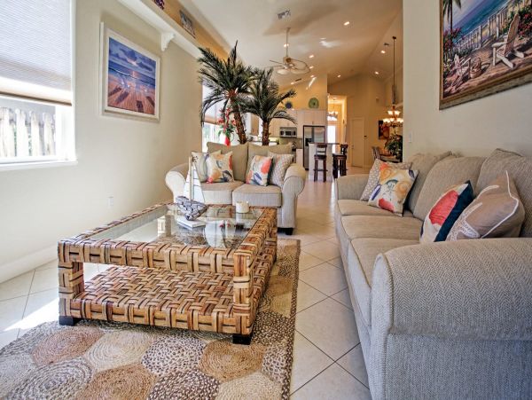 Beautiful Naples Vacation Home Walk to Beach with Pool