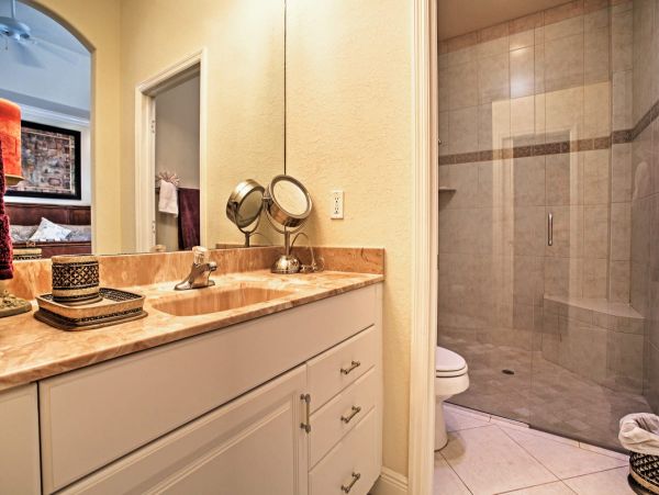 Beautiful Naples Vacation Home Walk to Beach with Pool