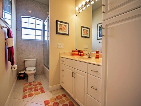 Beautiful Naples Vacation Home Walk to Beach with Pool