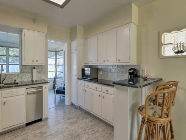 Cozy Vacation Two Bedroom Rental in Venice