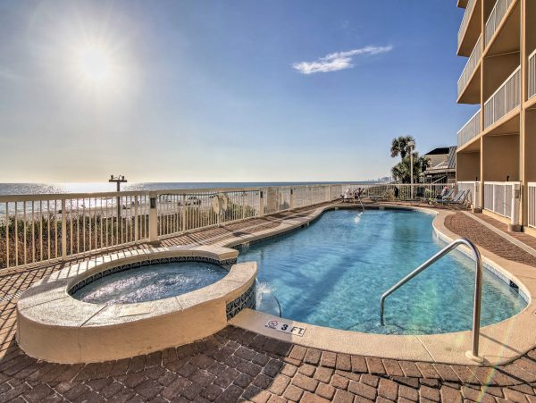 Beachfront Lovely Vacation Condo Sleeps 6