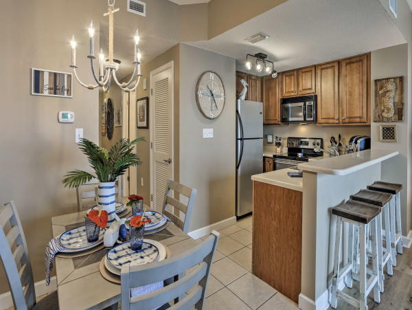 Beachfront Lovely Vacation Condo Sleeps 6