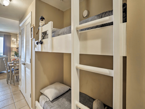 Beachfront Lovely Vacation Condo Sleeps 6