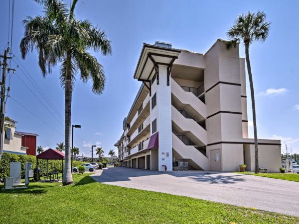 Waterfront Two Bedroom Vacation Rental in Naples Sleeps Four