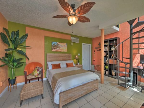 Waterfront Two Bedroom Vacation Rental in Naples Sleeps Four