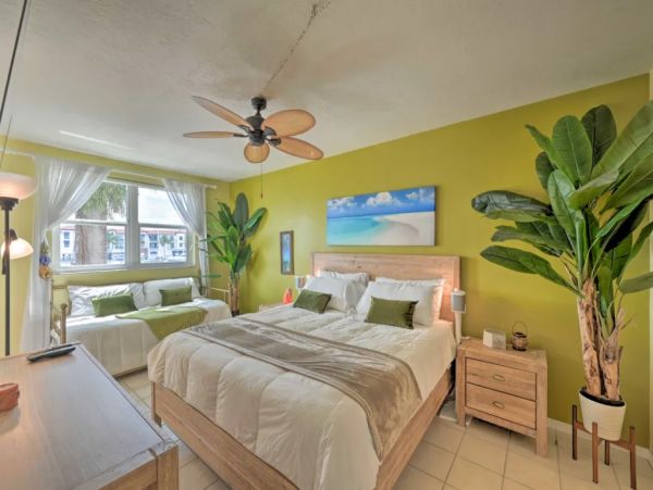 Waterfront Two Bedroom Vacation Rental in Naples Sleeps Four