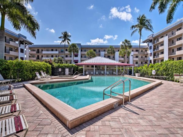 Waterfront Two Bedroom Vacation Rental in Naples Sleeps Four