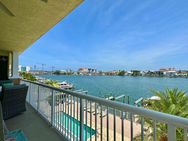 Three Bedroom Watefront Vacation Rental Condo in Clearwater