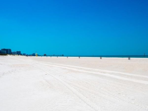 Spacious Beach Two Bedroom Condo with Balcony