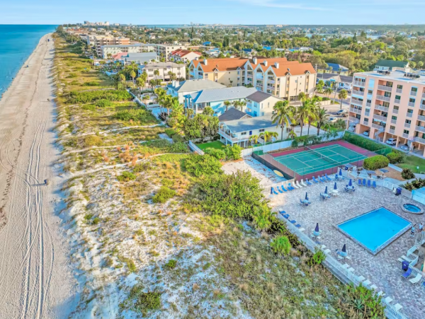 Beautiful 3 Bedroom Condo Communal Pool, Spa & Tennis Courts