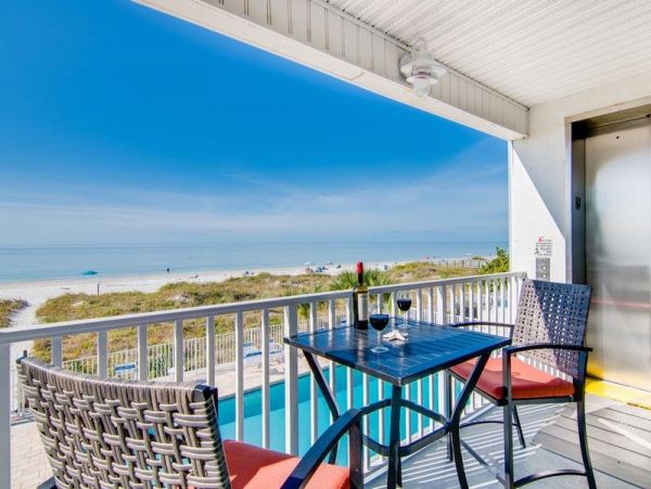 Indian Rocks Beachfront 2 Bed-2 Bath Condo with Ocean Views