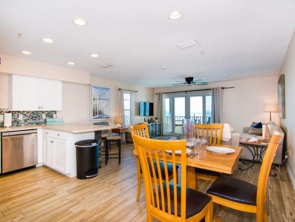 Indian Rocks Beachfront 2 Bed-2 Bath Condo with Ocean Views