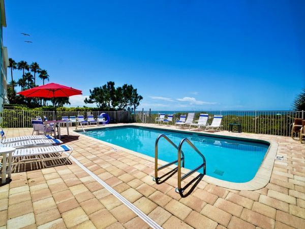 Indian Rocks Beachfront 2 Bed-2 Bath Condo with Ocean Views