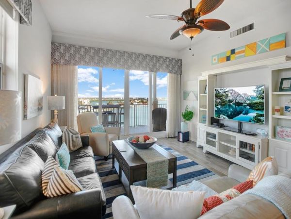 Clearwater Walk to Beach Three Bedroom Penthouse Stunning Water View