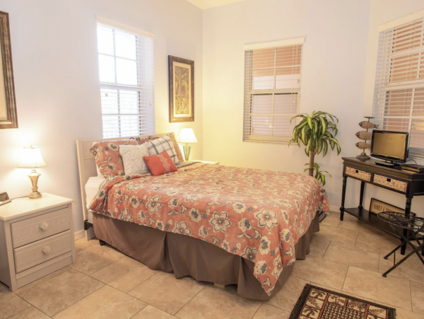 Stroll in Five minuets to the Beach Excellent Clearwater Bayview Condo