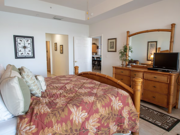 Stroll in Five minuets to the Beach Excellent Clearwater Bayview Condo