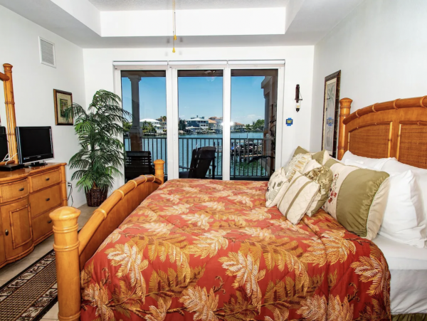 Stroll in Five minuets to the Beach Excellent Clearwater Bayview Condo