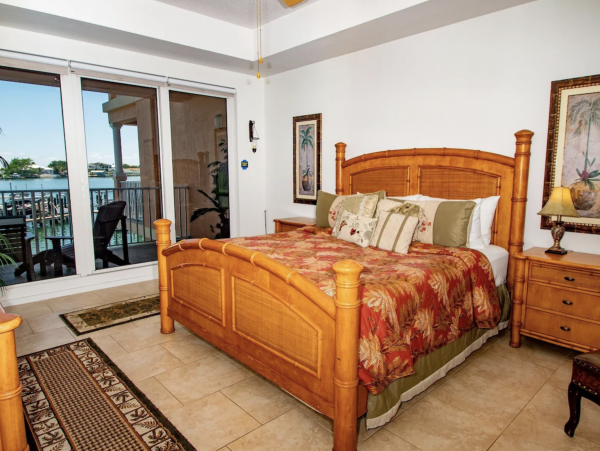 Stroll in Five minuets to the Beach Excellent Clearwater Bayview Condo