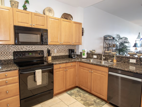 Stroll in Five minuets to the Beach Excellent Clearwater Bayview Condo