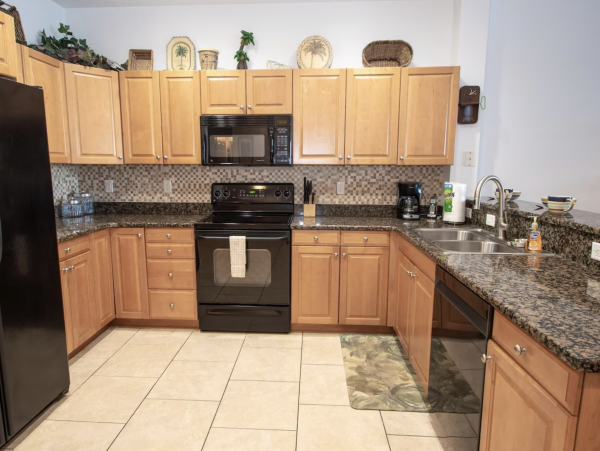 Stroll in Five minuets to the Beach Excellent Clearwater Bayview Condo