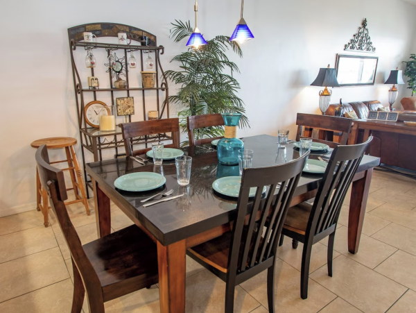 Stroll in Five minuets to the Beach Excellent Clearwater Bayview Condo