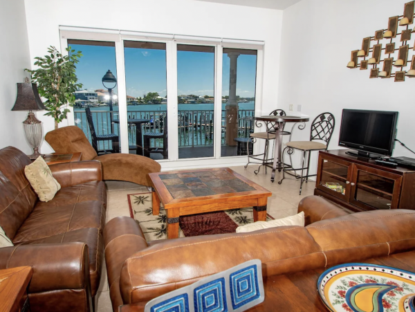 Stroll in Five minuets to the Beach Excellent Clearwater Bayview Condo