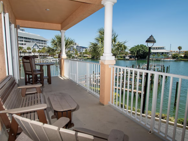 Stroll in Five minuets to the Beach Excellent Clearwater Bayview Condo
