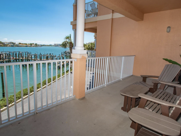 Stroll in Five minuets to the Beach Excellent Clearwater Bayview Condo