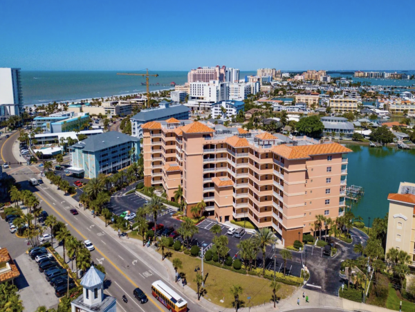 Stroll in Five minuets to the Beach Excellent Clearwater Bayview Condo