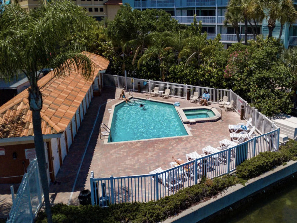 Stroll in Five minuets to the Beach Excellent Clearwater Bayview Condo